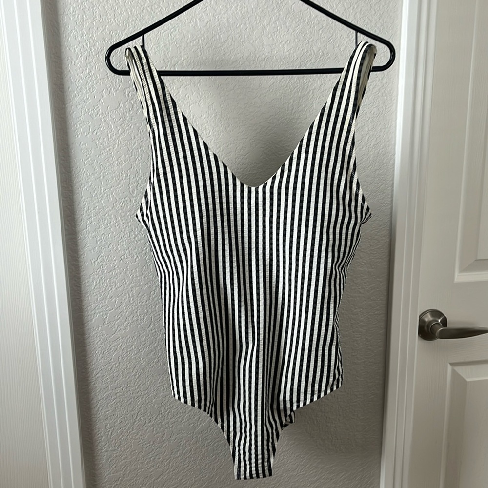 ATHLETA Women Black and Cream One Piece Swimsuit High Cut Leg V Neck M